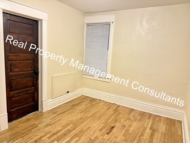 Building Photo - Beautiful Historic 2 bedroom Duplex