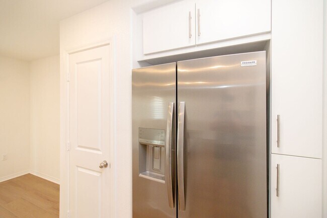 Building Photo - Brand New 3 Bed / 3 Bath Townhome In River...