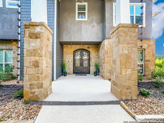 Building Photo - 5 Bedroom/3.5 Bathroom Home in the Ensenad...