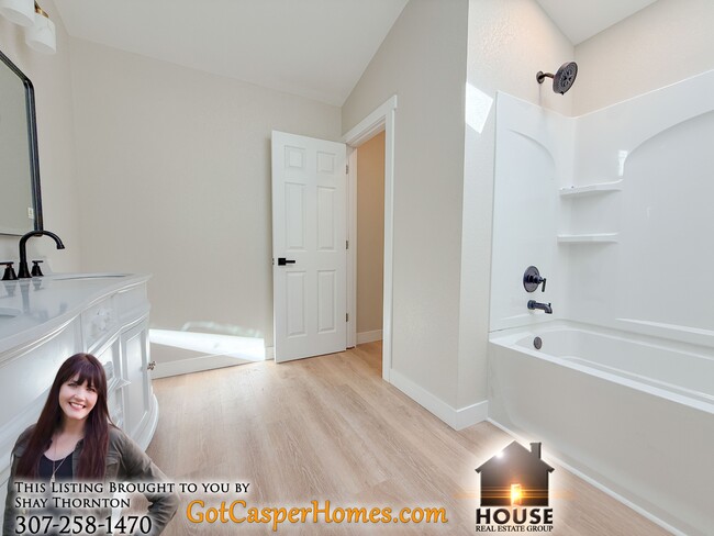 Building Photo - 2414 E 9th St