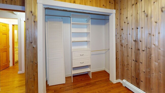 Building Photo - 3 Bedroom 2 Bath with Garage Available NOW!! Animal friendly!