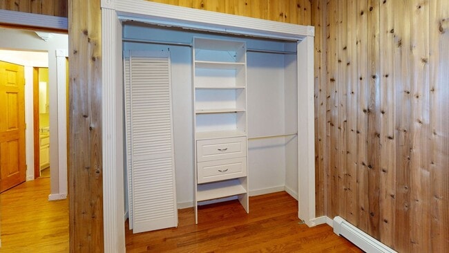 Building Photo - 3 Bedroom 2 Bath with Garage Available NOW...