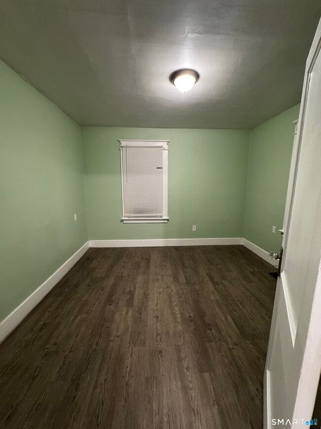 Building Photo - 10 Bank St