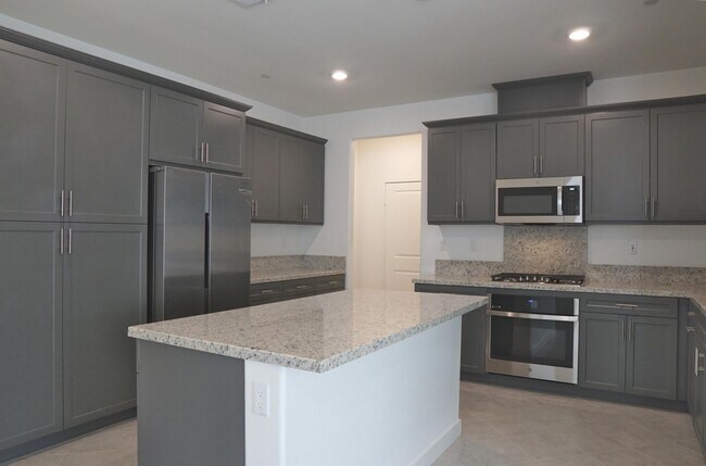Building Photo - 73593 Travers St