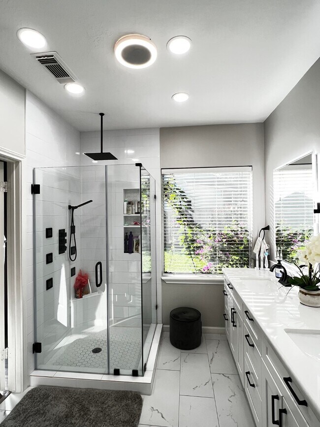 Building Photo - 15611 Brookwood Lake Pl