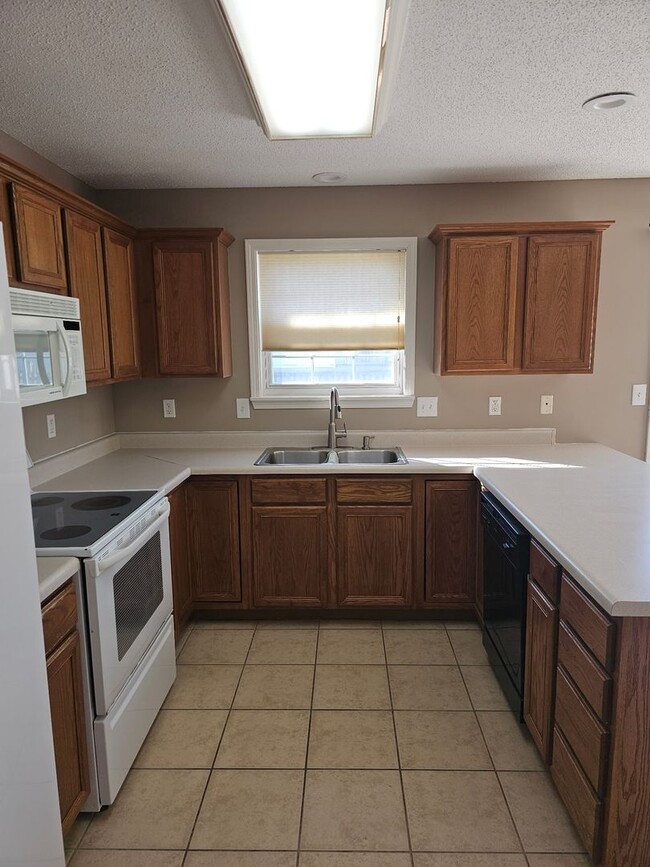 Building Photo - 3 Bedroom 2 Bath Home in Seven Oaks Neighborhood