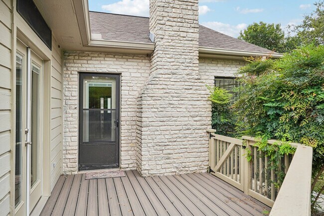 Building Photo - 230 Old Oaks