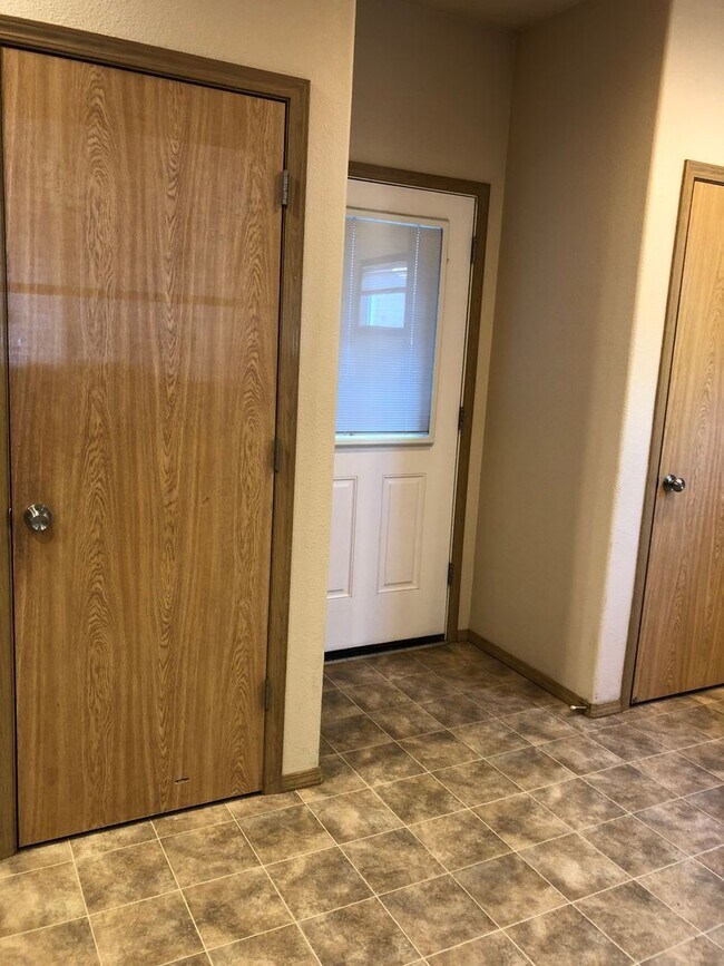Building Photo - Small Pet Friendly! 4 Bedroom, 2 Bathroom Close to Campus!