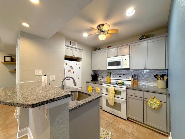 Building Photo - UPDATED 2BR/2BA WEST PLAZA CONDO