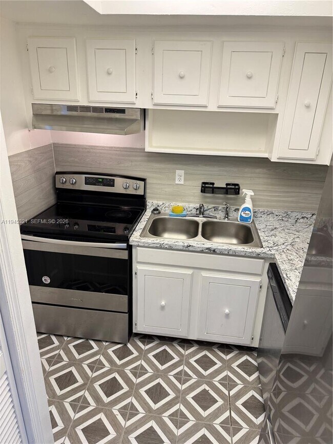 Building Photo - 1535 SE 15th St