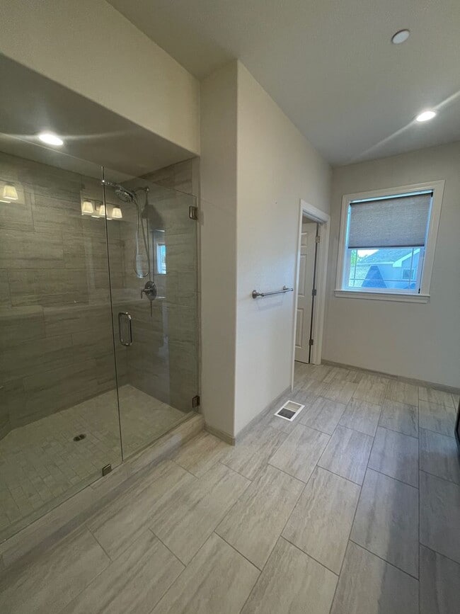 Building Photo - NEWER BUILT 3 BED/2 BATH HOME