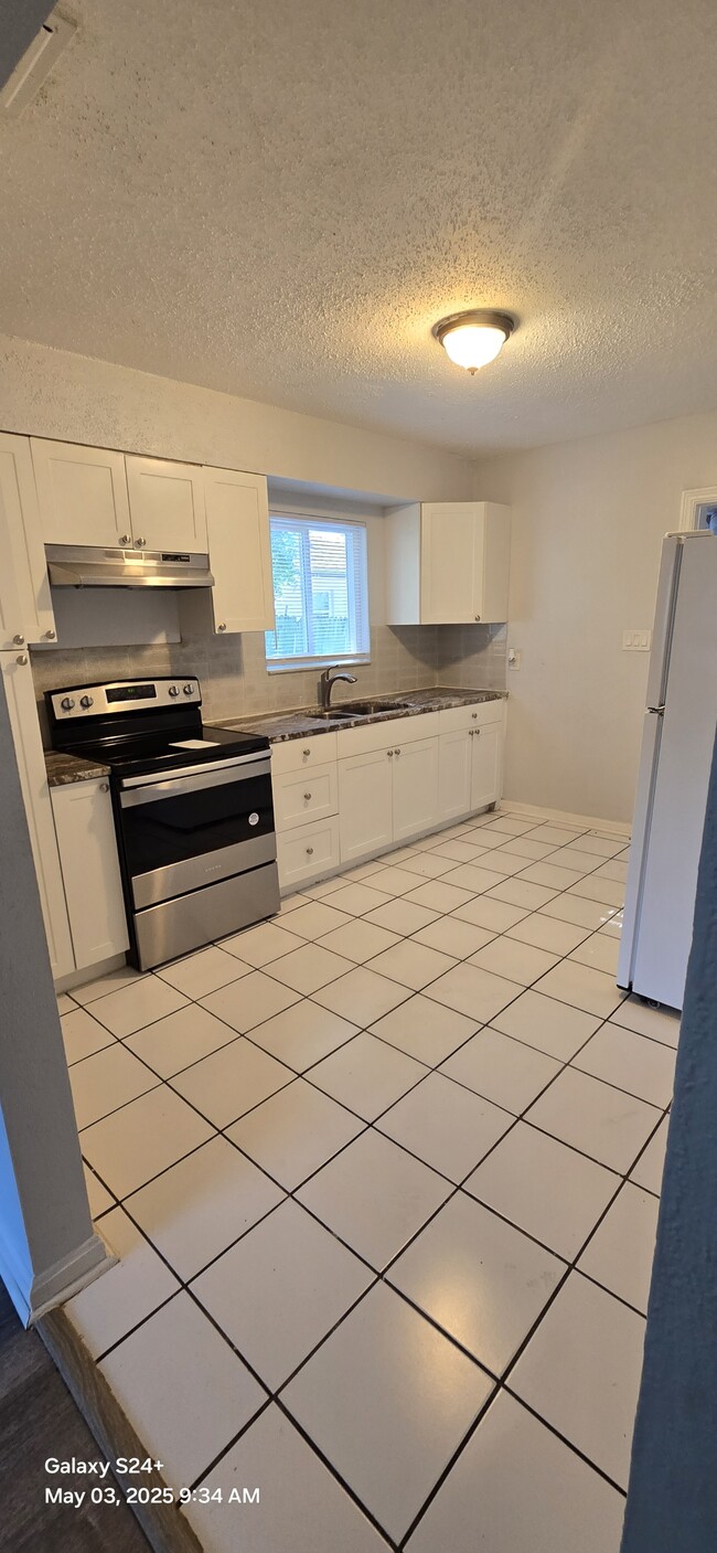 Building Photo - 1505 18th Ave Dr W