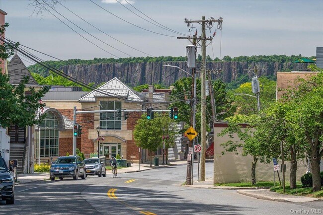 Building Photo - 579 Broadway