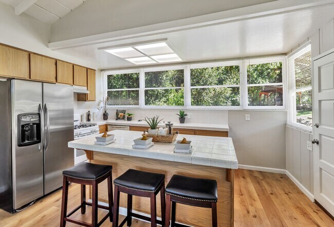 Building Photo - Welcome to Refined Country Living in Los G...