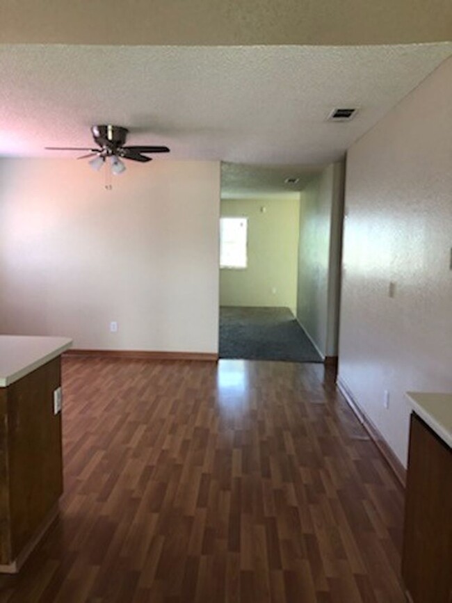 Building Photo - Modesto, 3 bedroom 2 bathroom with a 2 car...