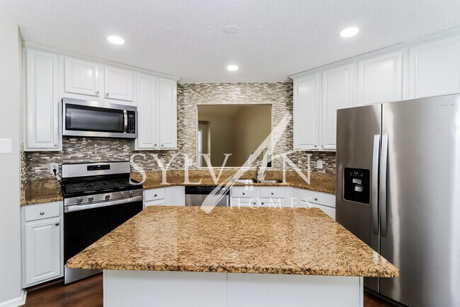 Building Photo - This is the home you've been waiting for!