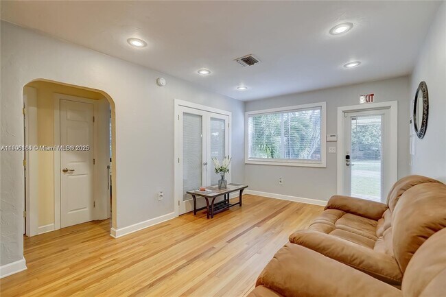 Building Photo - 1637 Cleveland St