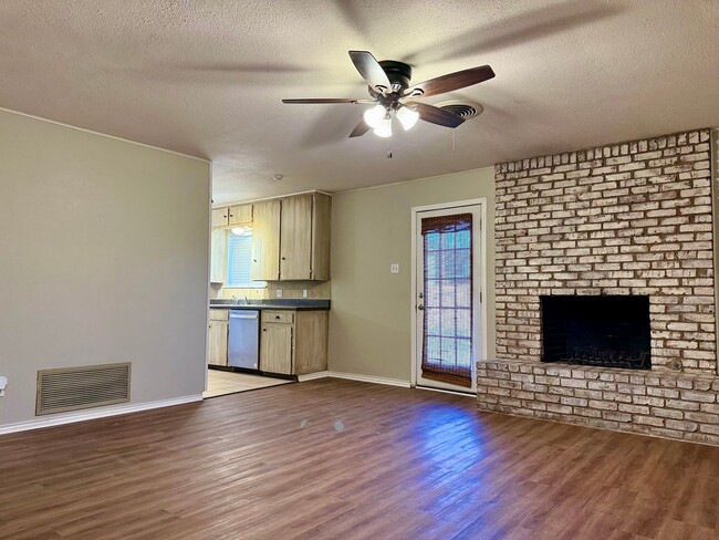 Building Photo - House For Rent