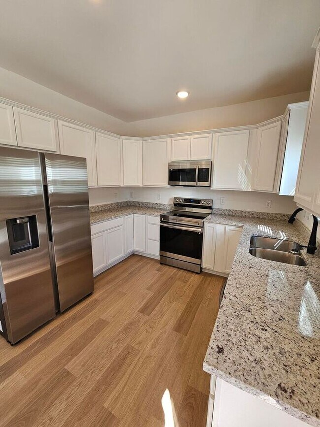 Building Photo - Modern Home in Karns – Washer & Dryer Incl...