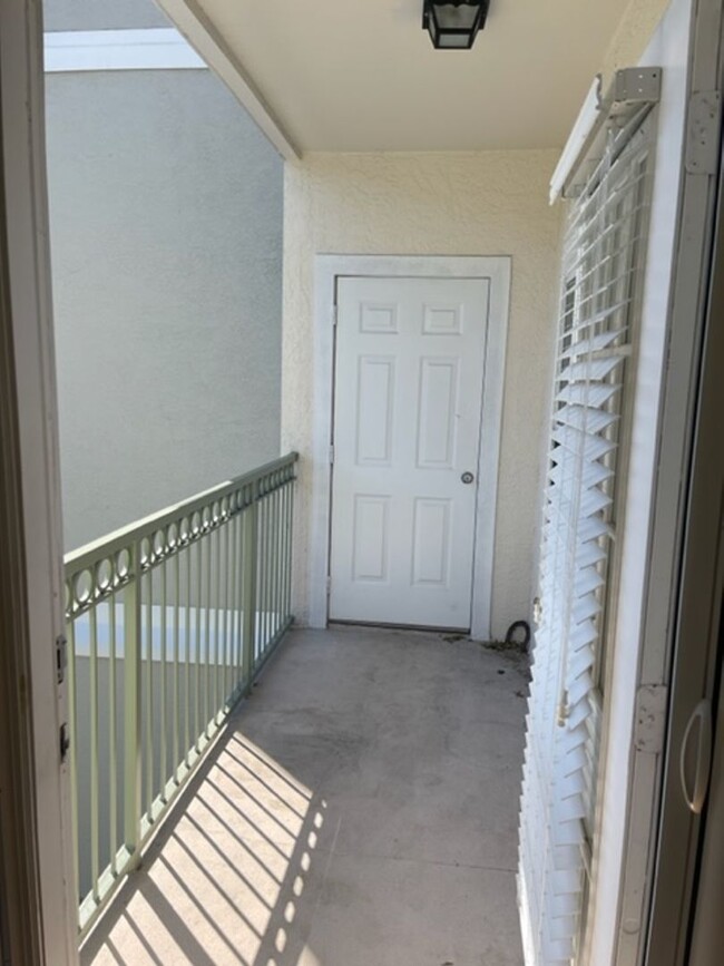 Building Photo - ** Second Floor Condo Available Now in Tid...