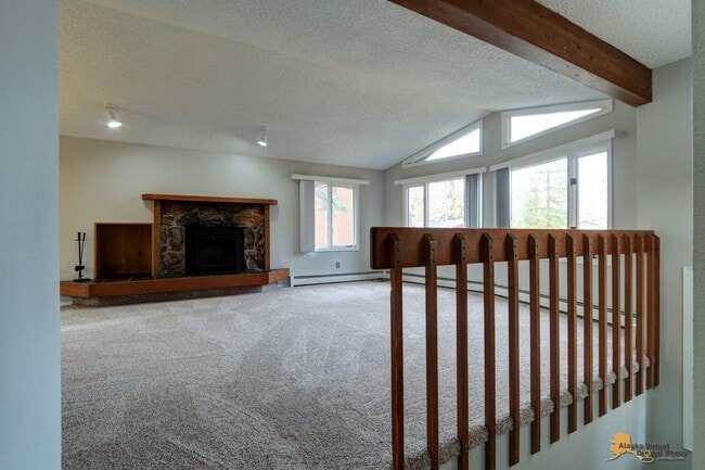 Building Photo - Quiet Eagleridge Home