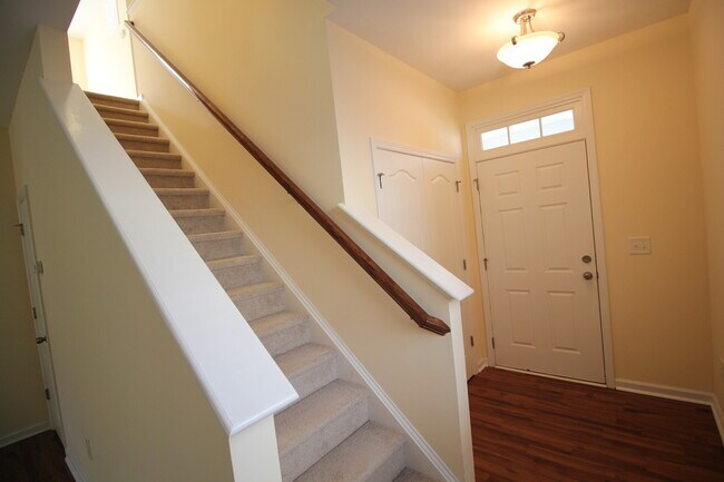 Building Photo - 3 Bedroom/2.5 Bath Home with Fenced-in Back Yard! Pet Friendly