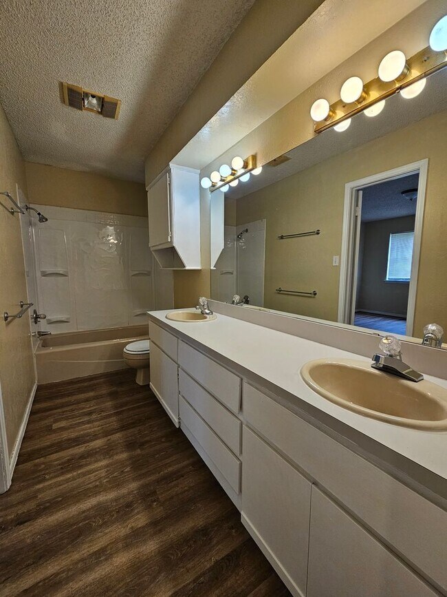 Building Photo - (3) Bed/(2) Bath West Norman Townhome Available NOW!