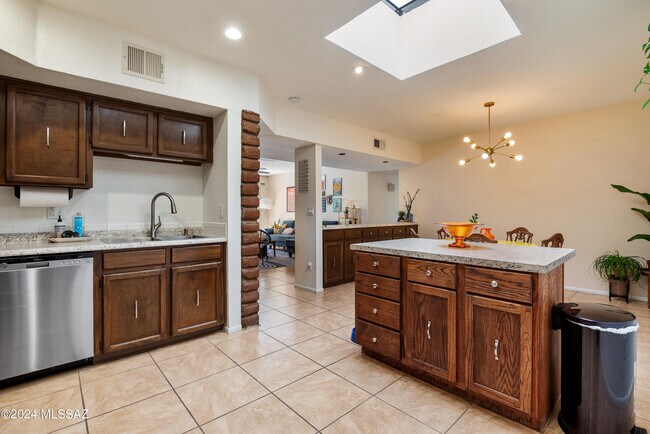 Building Photo - 1341 E Ellis Dr
