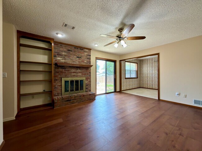 Building Photo - Gorgeous Brick Home for Rent! - 3 Bedroom, 2 Bath, 2 Car garage - 1,797 sf