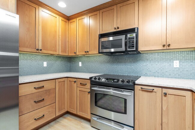 Building Photo - Spacious 4 bed/2.5 bath in Kirkland