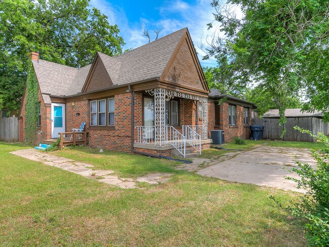 Building Photo - Updated DUPLEX + Minutes away from The Plaza, Paseo, Midtown, Uptown District!