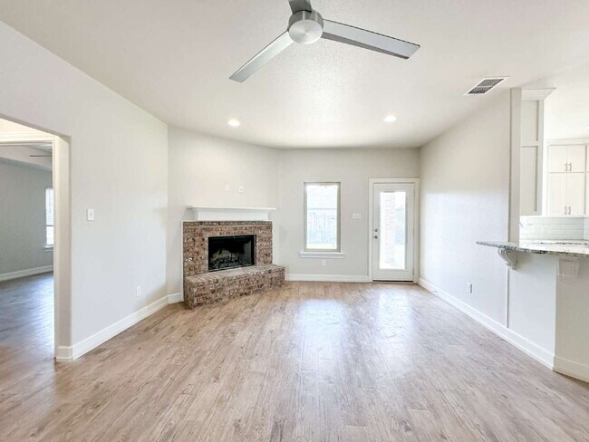 Building Photo - Charming 3/2/2 in Frenship School District!