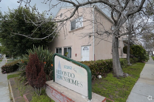 Building Photo - Redondo Townhomes