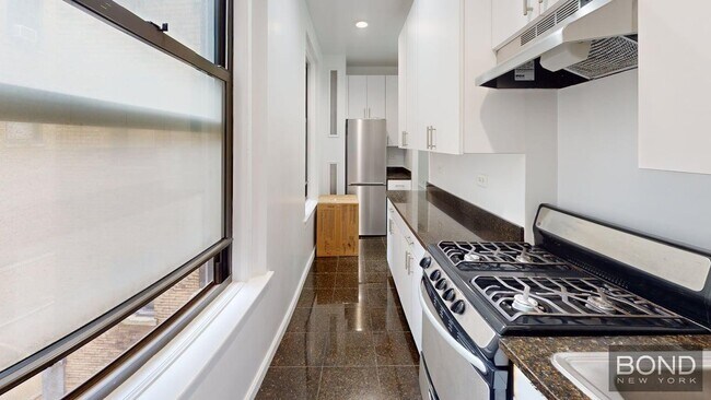 Building Photo - 140 W 55th St