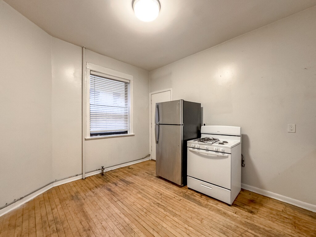 Building Photo - 917 W Waveland Ave