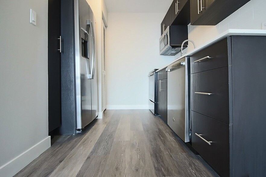 Building Photo - 5 E Delaware Pl