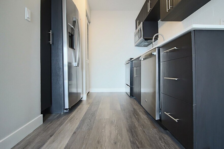 Building Photo - 9 E Delaware Pl