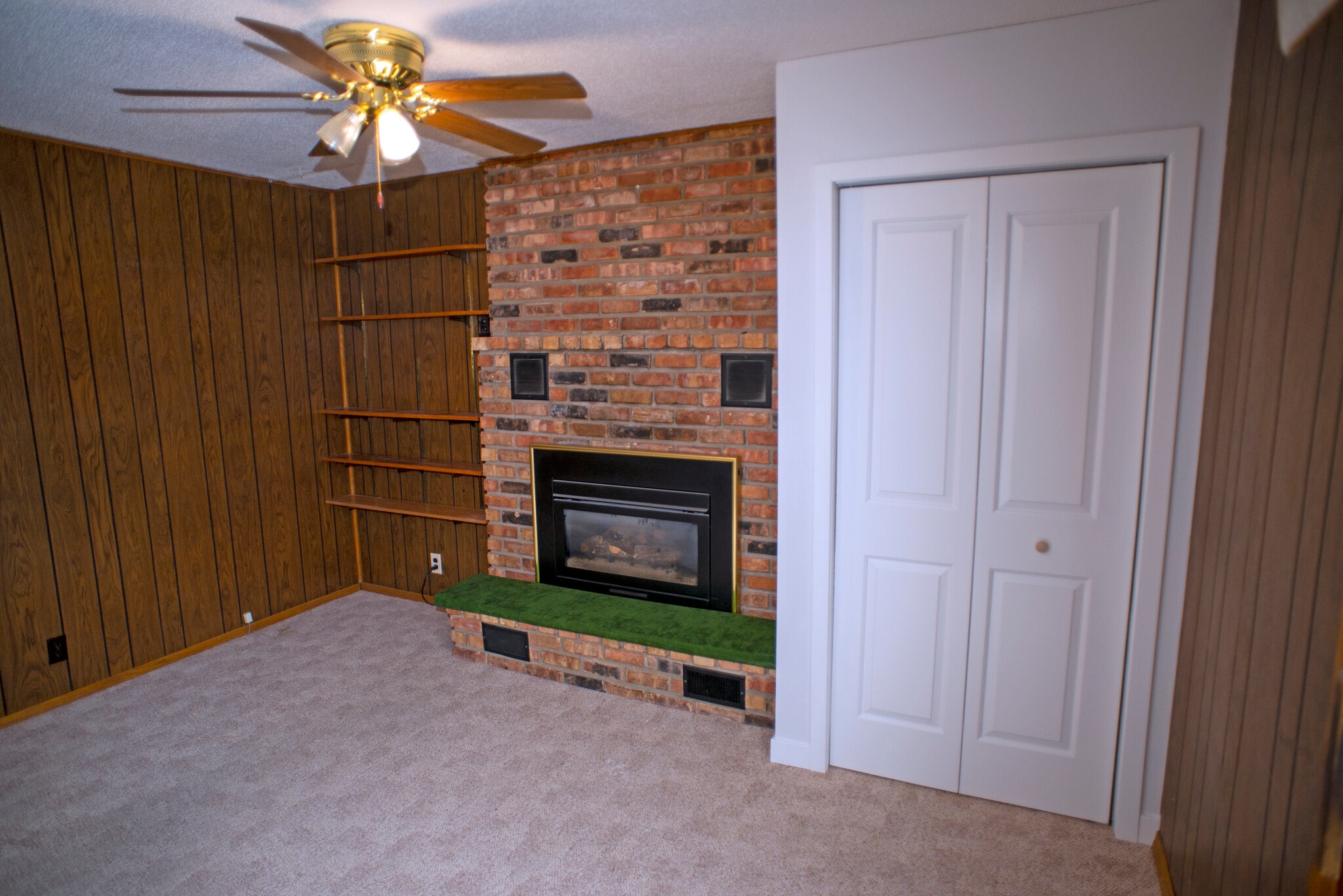 Main floor bedroom with gas fireplace and ceiling fan. - 1060 21st Ave SE
