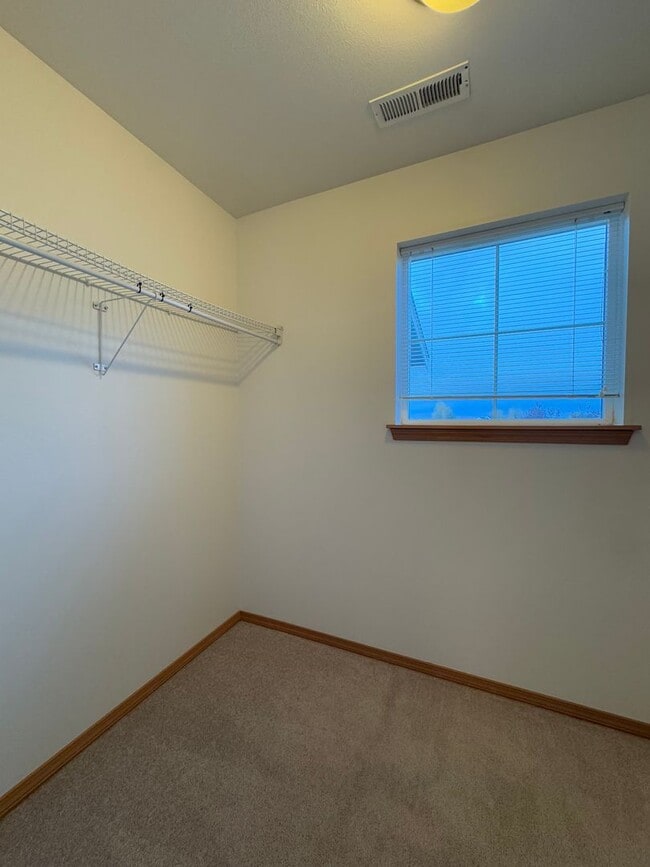 Building Photo - Beautiful Rental with Oversized Yard & Open Layout