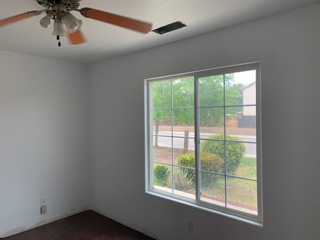 Building Photo - Perfect 4 bedroom, single level Clovis hom...
