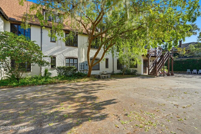 Building Photo - 3319 Pine St