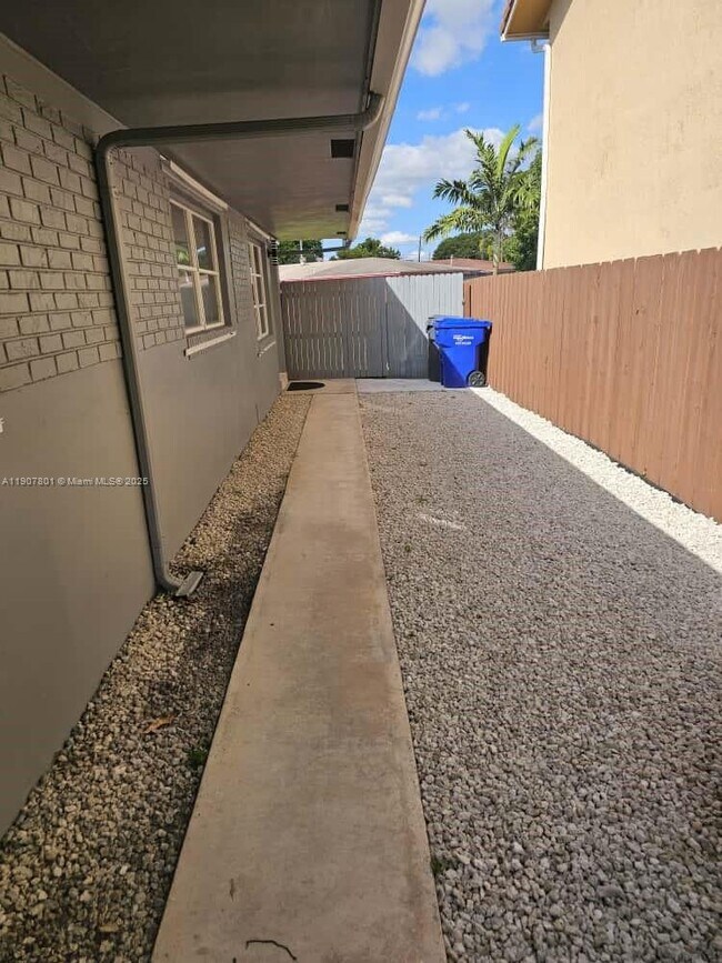 Building Photo - 5841 Tyler St