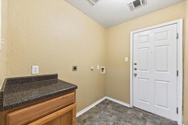 Building Photo - Spacious 4 Bedroom Home in Prime Medical Center Location