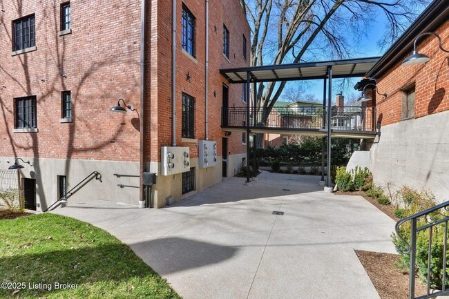 Building Photo - 1411 Willow Ave