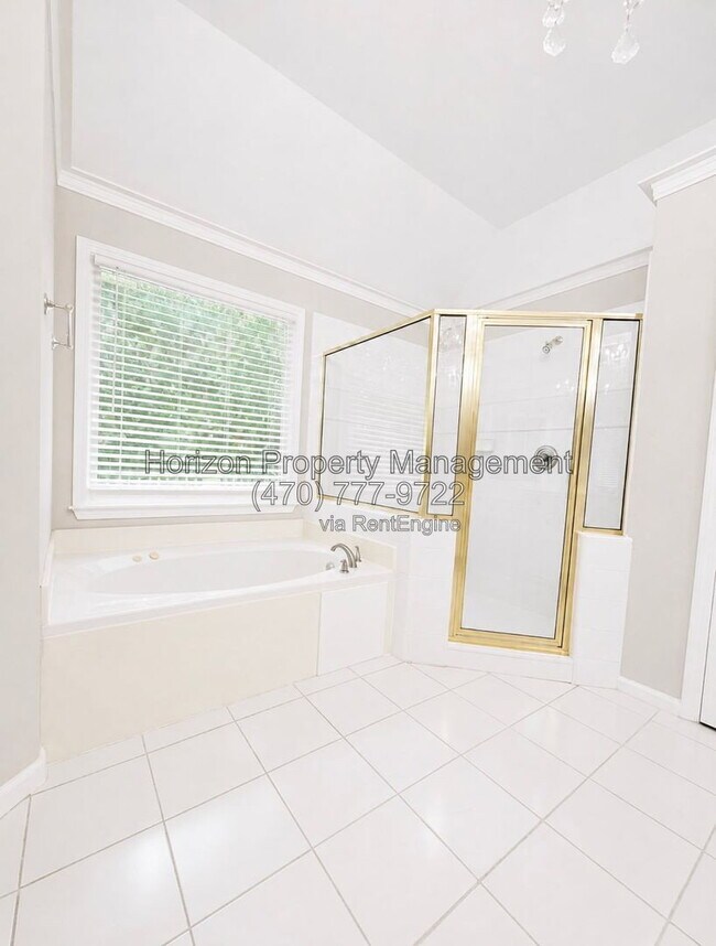 Building Photo - 3235 Bentwood Close