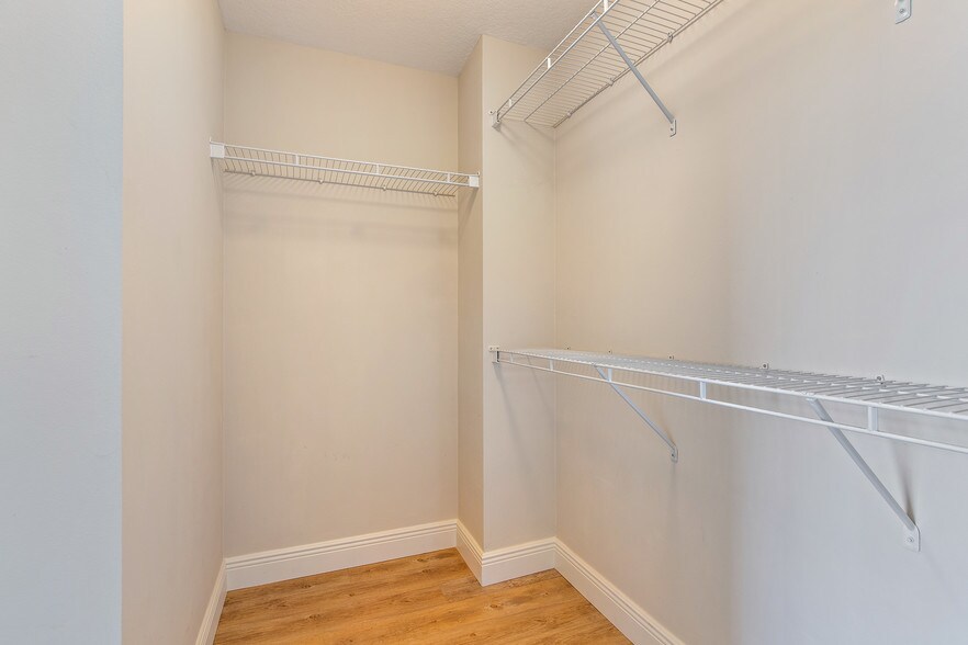Building Photo - 9210 Myrtlewood Cir W