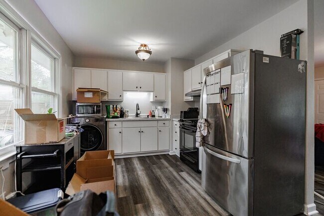 Building Photo - 348 Alberta Dr