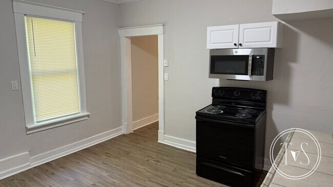 Building Photo - RATE DROP ALERT (was $1900/month)!