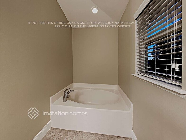 Building Photo - 3205 White Blossom Ln