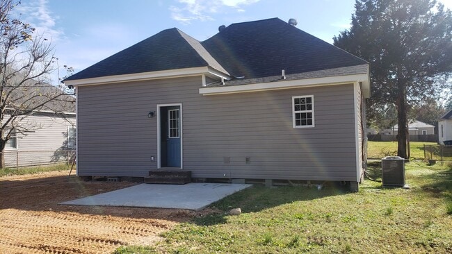 Building Photo - 2 bed/1 bath home